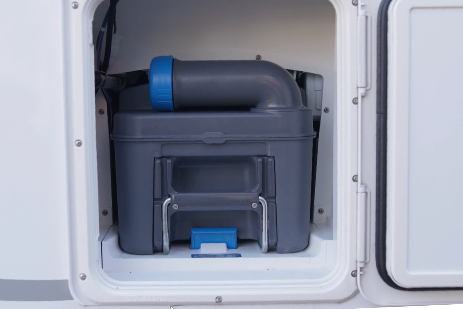 Toilet cassette in exterior access of motorhome