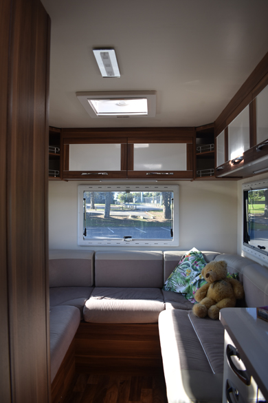 auto-roller 746 motorhome lounge