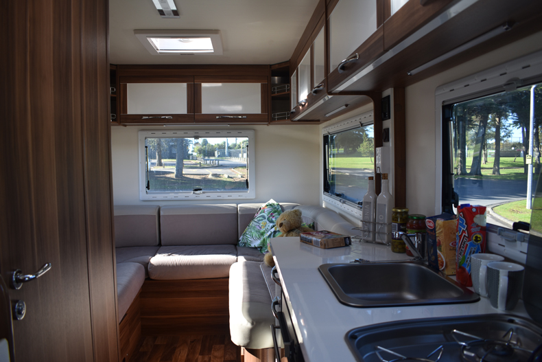 auto roller 746 motorhome lounge